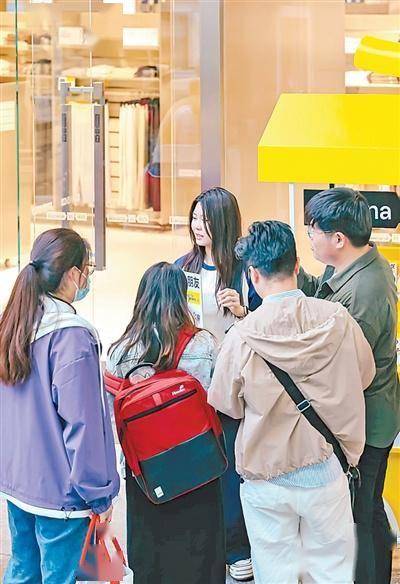 线上品牌发力线下开店（大数据观察·实体店里探消费）